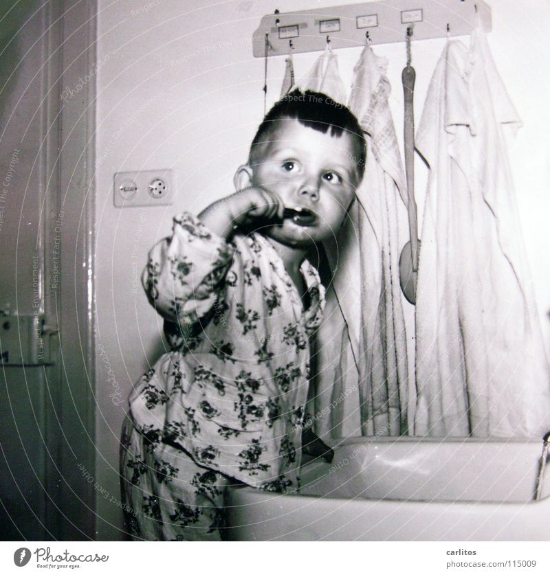 damals war's Fünfziger Jahre Erneuerung Wirtschaftswunder Kind Bad Zahnpflege Mittelformat Gesundheit Kleinkind Nachkriegsgeneration Gastronomie Deutschland