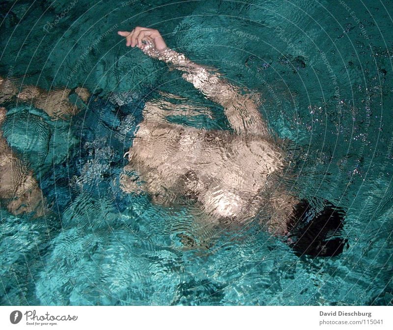 Das nicht untergehende Händchen Schwimmen & Baden tauchen Wasseroberfläche Wasserwirbel türkis Männerrücken Schwimmbad 1 Mensch einzeln Ein Mann allein