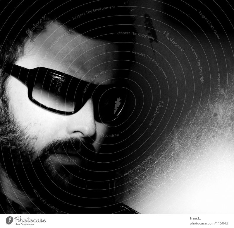 Sonnenbrille Mann Brille Sonnenlicht attraktiv maskulin Bart geheimnisvoll Porträt Wand Oberlippenbart Mensch Schwarzweißfoto typisch Gesicht