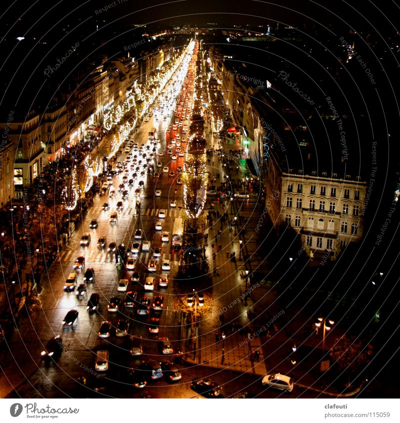 Champs-Élysées bei Nacht Farbfoto Außenaufnahme Licht Vogelperspektive Paris Frankreich Hauptstadt Stadtzentrum Fußgängerzone bevölkert Verkehrswege PKW Fernweh