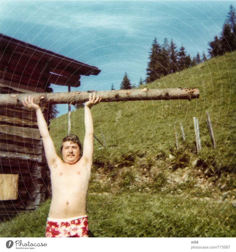 Ach damals... (1) Sommer Ferien & Urlaub & Reisen Holz Mann Kerl stark Kraft Gleichgewicht nackt Badehose Blumenmuster Siebziger Jahre Hippie langhaarig