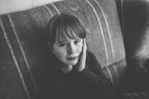 Trauer Trauerfeier Beerdigung Kindererziehung Schule Schulkind Mädchen Kindheit Jugendliche Konflikt & Streit Traurigkeit weinen trist Gefühle Stimmung