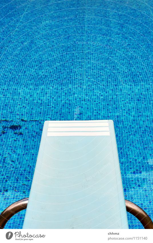 Mit Anlauf Wellness Schwimmbad Schwimmen & Baden Freizeit & Hobby Sportstätten Wasser springen nass blau Mut Fliesen u. Kacheln Sprungbrett Metall anlauf nehmen