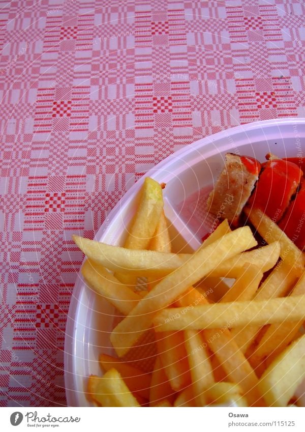 Mittagspause Deluxe Mahlzeit Fastfood Imbiss Pommes frites Currywurst Ketchup Ernährung Schnellimiss Tischwäsche