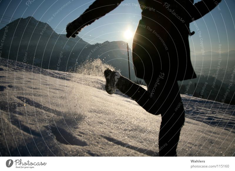 Spuren im Schnee I Winter Spaziergang Geschwindigkeit Horizont Dornbirn Bundesland Vorarlberg Österreich Frau Mantel Gegenlicht Snow laufen rennen Bewegung