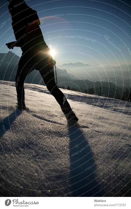 Spuren im Schnee II Winter Spaziergang Geschwindigkeit Horizont Dornbirn Bundesland Vorarlberg Österreich Frau Mantel Gegenlicht Snow laufen rennen Bewegung