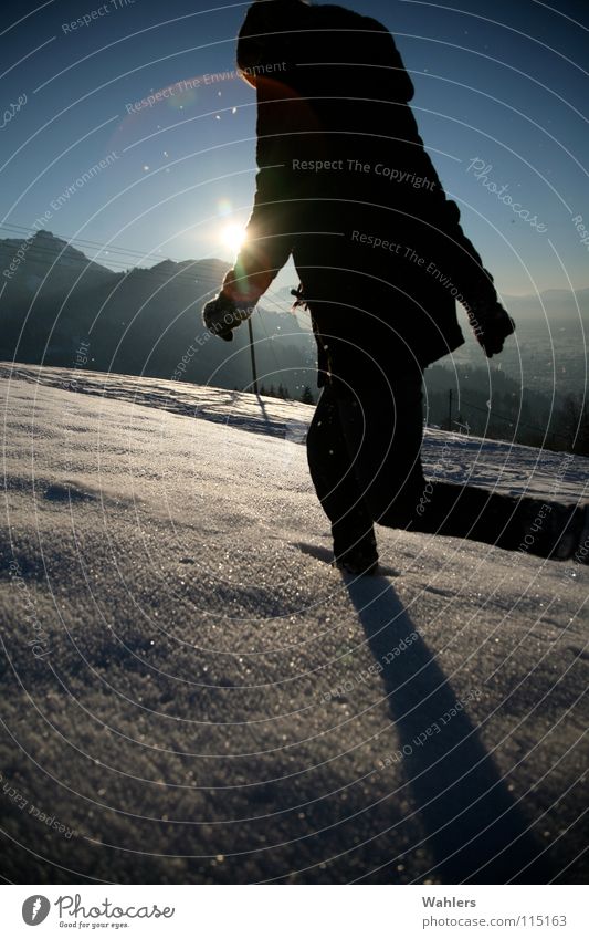 Spuren im Schnee III Winter Spaziergang Geschwindigkeit Horizont Dornbirn Bundesland Vorarlberg Österreich Frau Mantel Gegenlicht Snow laufen rennen Bewegung