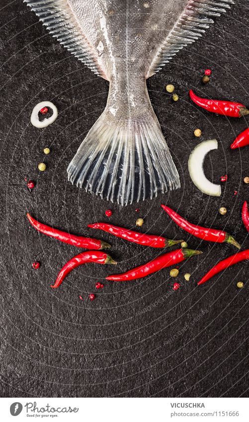 Fischschwanz mit Chili auf schwarzem Hintergrund Lebensmittel Kräuter & Gewürze Ernährung Mittagessen Bioprodukte Vegetarische Ernährung Diät Stil Design