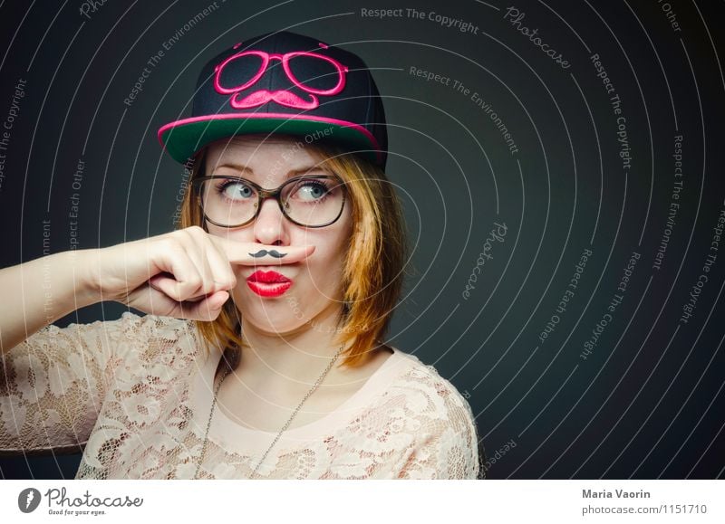 Miss Moustache Stil Mensch feminin Junge Frau Jugendliche 1 18-30 Jahre Erwachsene Bekleidung T-Shirt Accessoire Brille Mütze Basecap rothaarig langhaarig Bart
