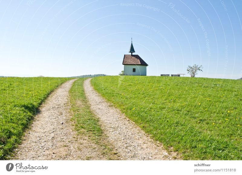 Kapellelele weiter weg Umwelt Natur Landschaft Wolkenloser Himmel Schönes Wetter Sträucher Wiese Hügel blau grün Kirche Bank Wege & Pfade Weide