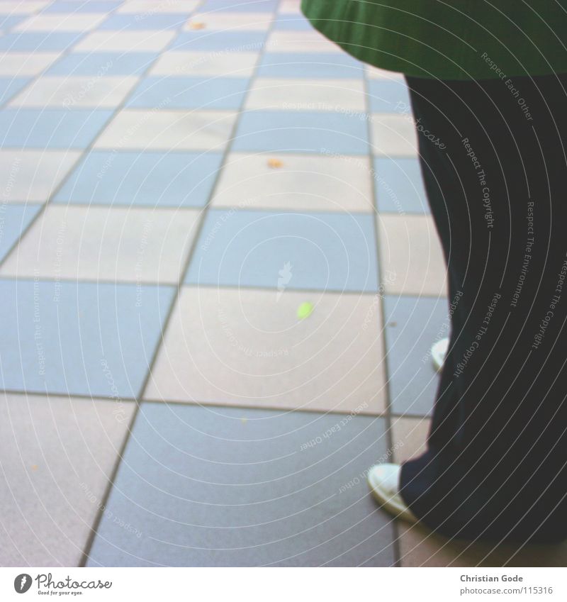 Tanzboden weiß grün schwarz Schuhe Hose Mantel kariert Detailaufnahme Mensch Deutschland Fliesen u. Kacheln blau Beine Bodenbelag