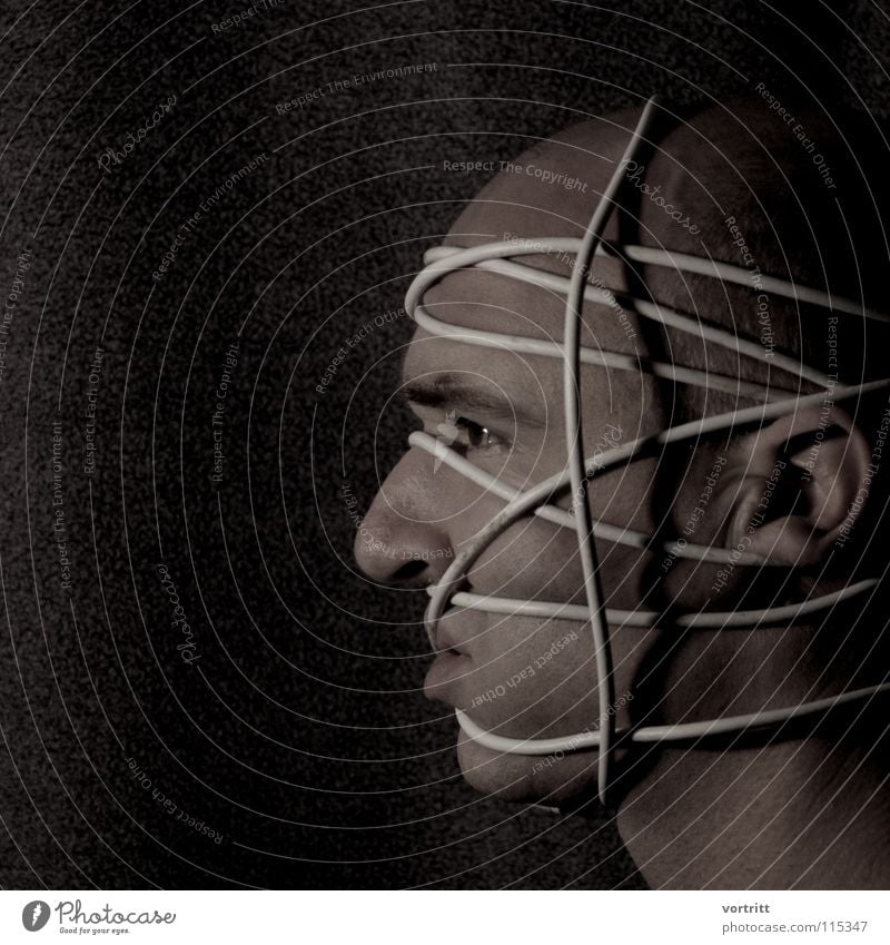 verkabelung Porträt dunkel Aktion Spielen Folter gefesselt Mann Kunst Kunsthandwerk Gesicht Kabel Haut Ohr Handschellen Kopf selbst
