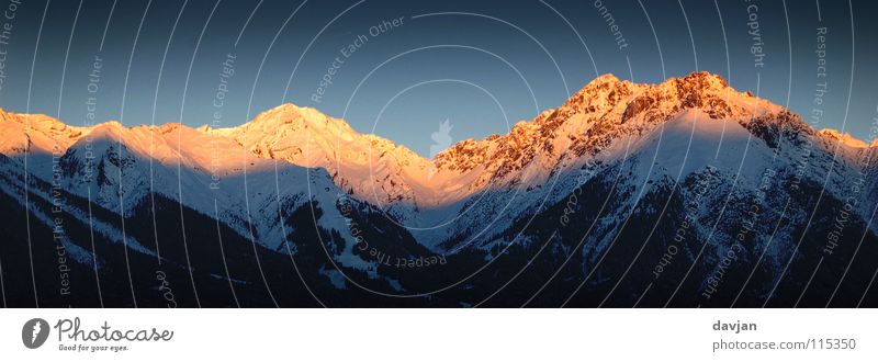 Alpenglühen kalt Physik weiß Abenddämmerung Außenaufnahme Sonnenuntergang Winter massiv ruhig Macht Gipfel Österreich Panorama (Aussicht) Berge u. Gebirge hoch