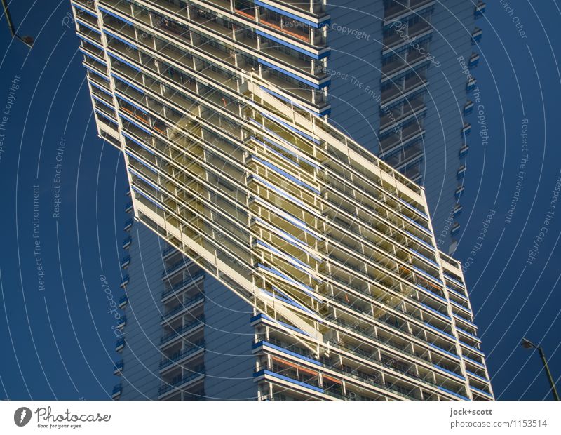 Plattenbau Querschnitt Wolkenloser Himmel Wohnhochhaus Fassade eckig fantastisch Einigkeit komplex modern Surrealismus Irritation Doppelbelichtung Illusion