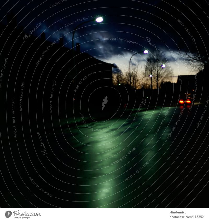 Twilight in OBD [4] Abend Dämmerung Haus Wolken dunkel Wohnsiedlung Baum laublos Regen nass Reflexion & Spiegelung Lampe Laterne Herbst Fahrzeug Rücklicht