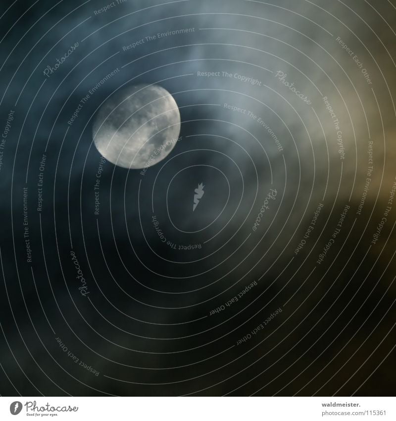 Mond und Wolken Planet Astronomie Astrologie Astrofotografie träumen Mondsüchtig Werwolf Himmelskörper & Weltall zunehmend Erdmond Luna lunar Mann im Mond Cover