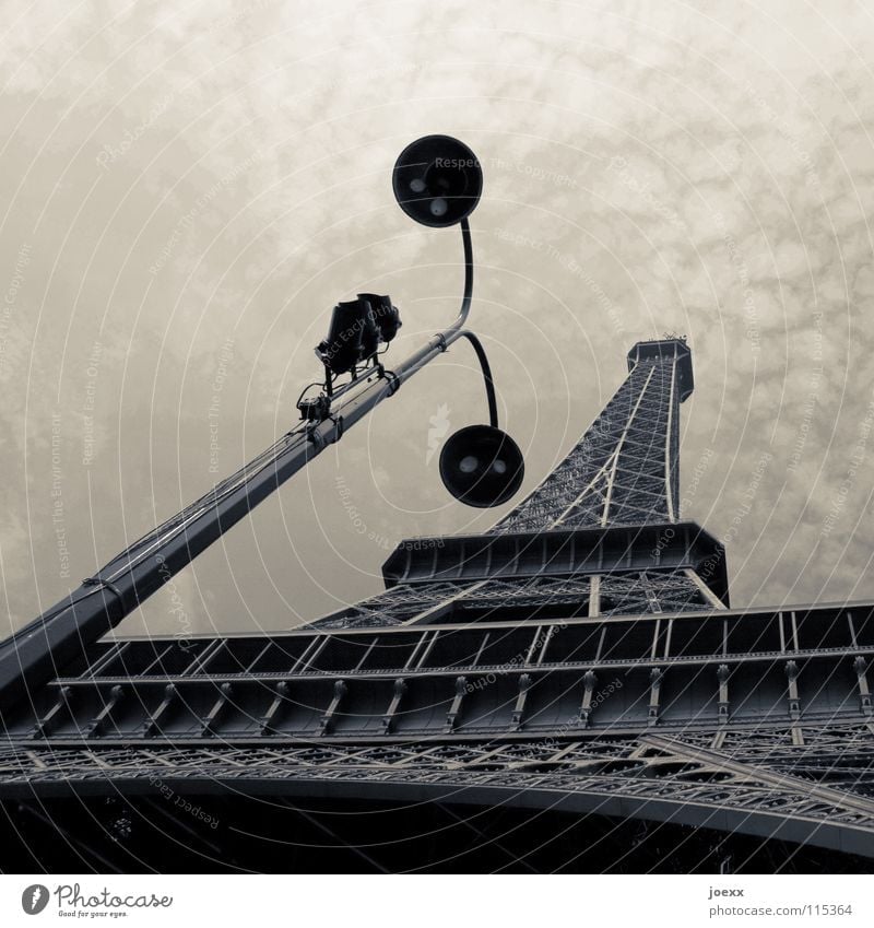 Tragische Straßenlaterne Ausland Bauwerk Tour d'Eiffel einfarbig Eisen Frankreich grau Lampe Laterne Paris Straßenbeleuchtung Tourismus Überwachungskamera