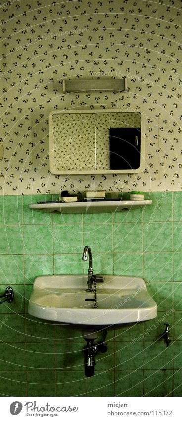 Was zum sich saubermachen und so Waschbecken Spiegel Bad Ablage Zahnbürste Lampe grün Muster Wasserhahn trocken dreckig Sauberkeit Reinigen Tapete antik
