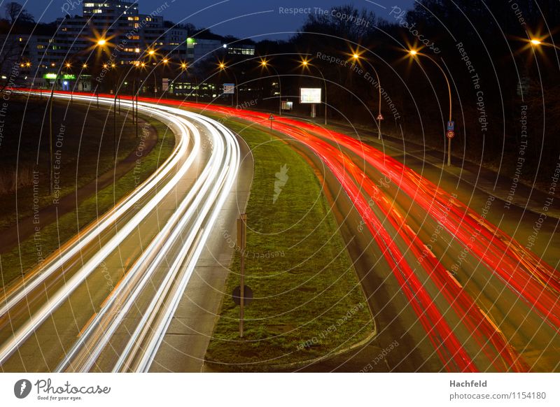 Autolichtspuren Fahrzeugbeleuchtung Abenddämmerung Farbfoto Stativ Starke Tiefenschärfe hohe Auflösung