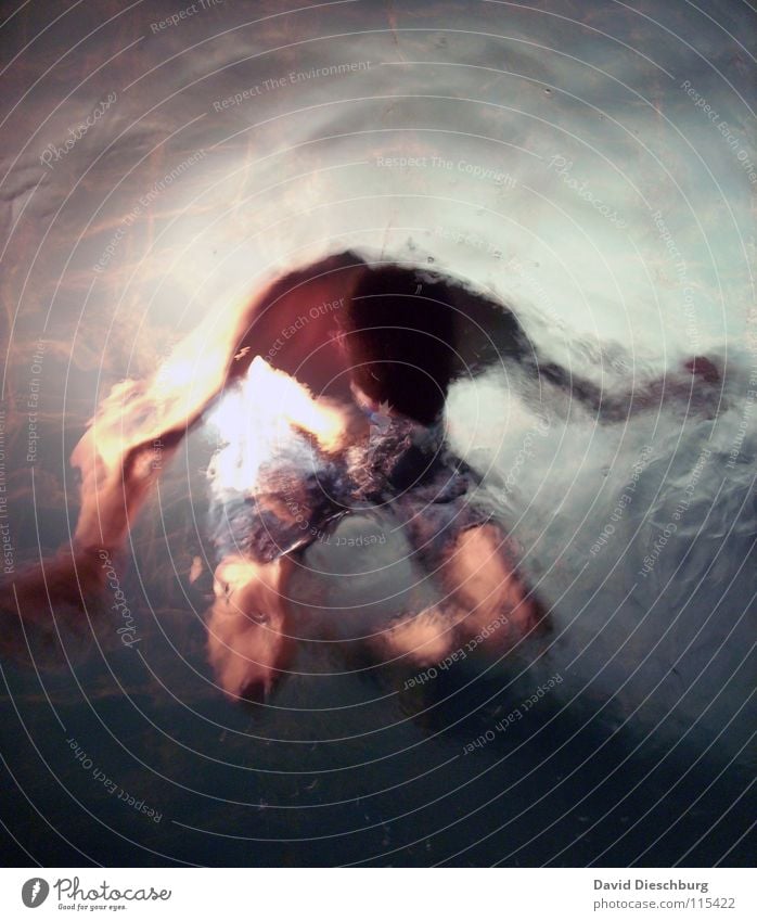 Engefroren Schwimmen & Baden tauchen Wasseroberfläche Wasserwirbel Textfreiraum oben Vogelperspektive 1 Mensch einzeln Unschärfe unkenntlich unerkannt anonym