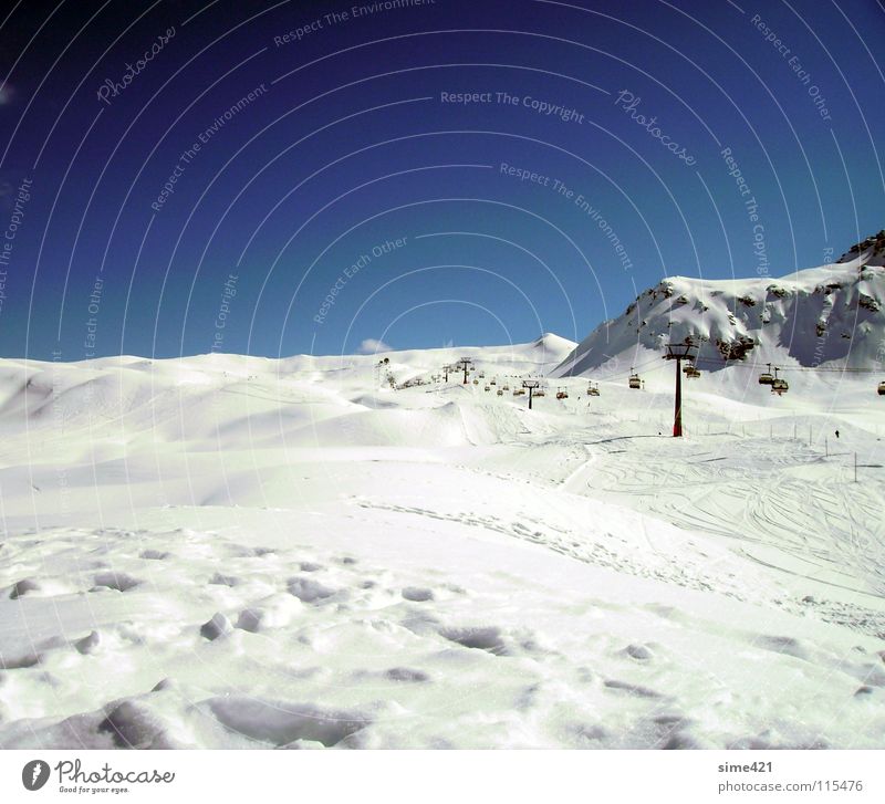 Wintertraum Sesselbahn weiß kalt Schweiz Außenaufnahme Schnee Berge u. Gebirge Himmel blau Freiheit