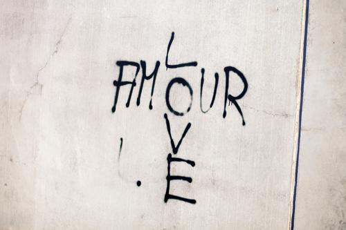 transatlantische beziehungen Mauer Wand Schriftzeichen Graffiti Lebensfreude Frühlingsgefühle Zusammensein Liebe Verliebtheit Partnerschaft Englisch Französisch