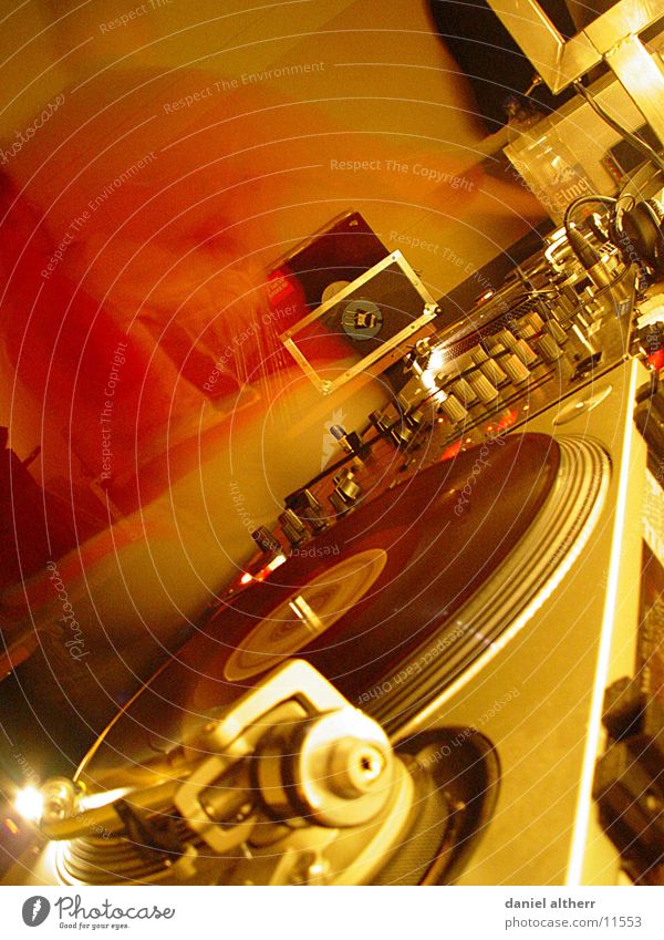DJs @ work Diskjockey Ausgang Disco Schallplatte Club Nacht Nachtleben Arbeit & Erwerbstätigkeit Langzeitbelichtung Musik Klang