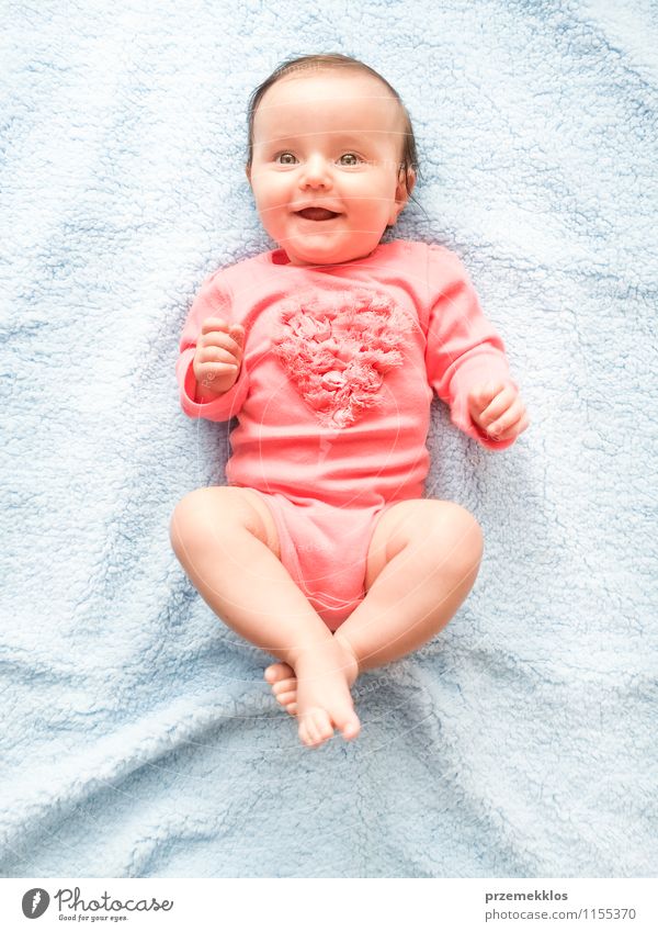 Herzschlag Glück schön Kind Baby Mädchen Kindheit 0-12 Monate Lächeln Fröhlichkeit klein niedlich blau rosa Decke heiter Farbfoto Innenaufnahme Tag
