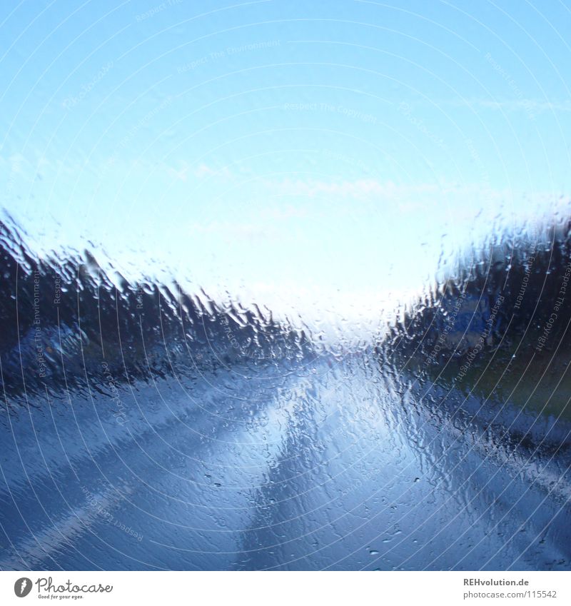 heimfahrt fahren Fahrtwind Autobahn Spuren feucht nass Windschutzscheibe Wetterumschwung Verkehrswege Himmel Wasser Regen PKW Niederschlag blau Perspektive