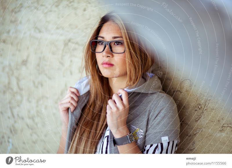 bebrillt feminin Junge Frau Jugendliche 1 Mensch 18-30 Jahre Erwachsene Mode Brille langhaarig trendy schön Asiate Farbfoto Außenaufnahme Tag