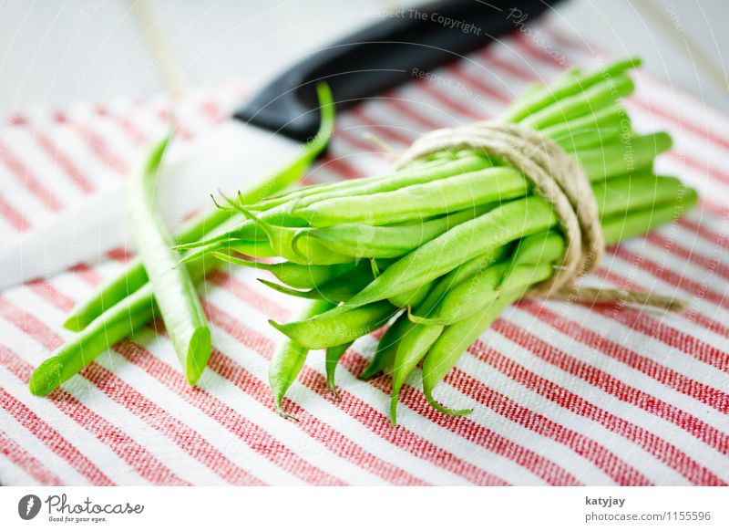 grüne Bohnen ganz buschbohnen roh Gemüse Bündel Markt Salat Rohkost Beilage frisch Vegetarische Ernährung Vegane Ernährung gebunden Vitamin nah Nahaufnahme