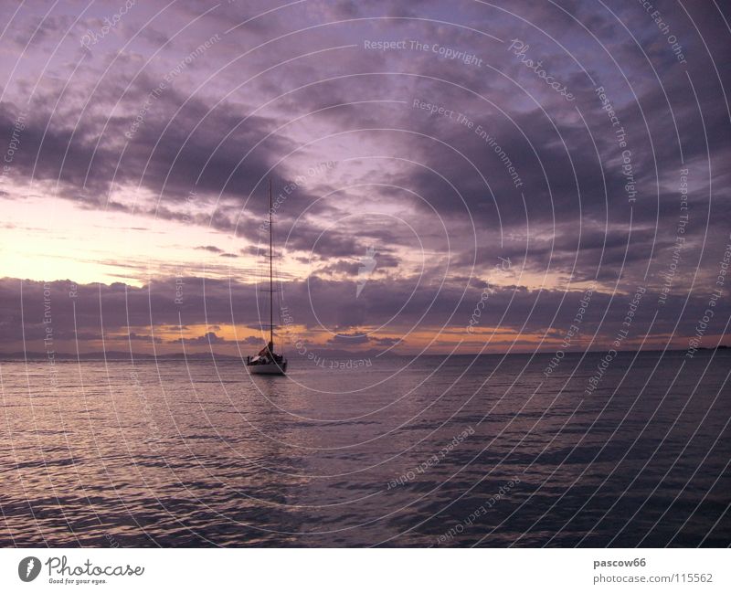 Einsames Segelboot Wasserfahrzeug Thailand Einsamkeit Segeln Meer bedrohlich Sonnenuntergang Abenteuer Asien Himmel Freiheit
