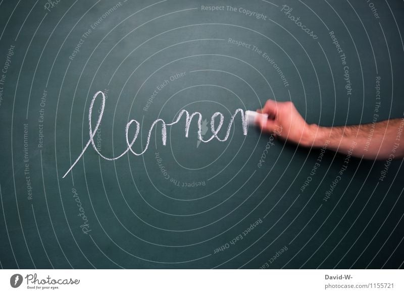 lernen Kindererziehung Bildung Schule Klassenraum Tafel Schulkind Schüler Lehrer Erfolg Mensch maskulin Hand Schriftzeichen schreiben klug Freude Zufriedenheit