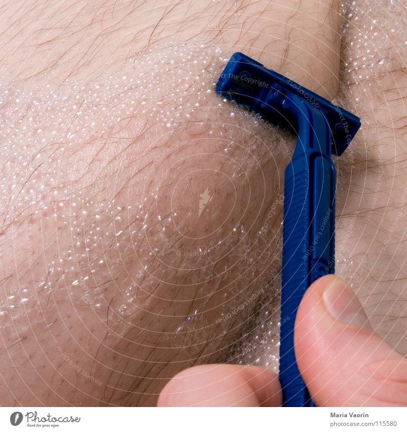 Schaumrasur Rasieren Rasierklinge Bad geschnitten rasiert Nassrasur Körperpflege Mann maskulin Männerbein Männerhaare schön Wasser Haare & Frisuren