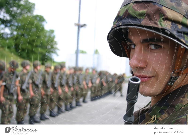 Portrait eines Soldaten Geschwindigkeit Mann zugschule getarnt verstecken besammlung Phallussymbol