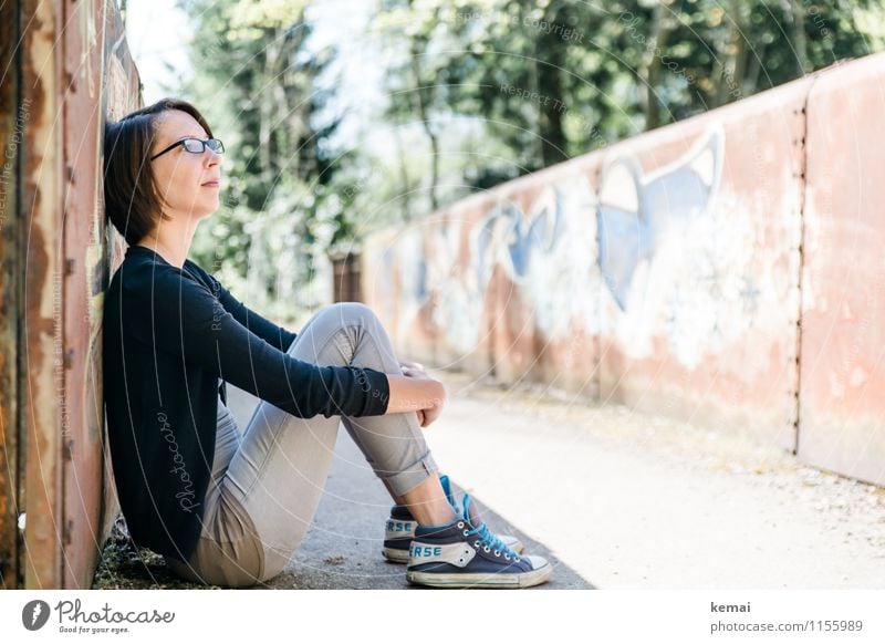 Junge Frau sitzt angelehnt im Schatten an einer Mauer Lifestyle Stil Freizeit & Hobby Freiheit Mensch feminin Jugendliche Erwachsene Leben 1 18-30 Jahre Brille