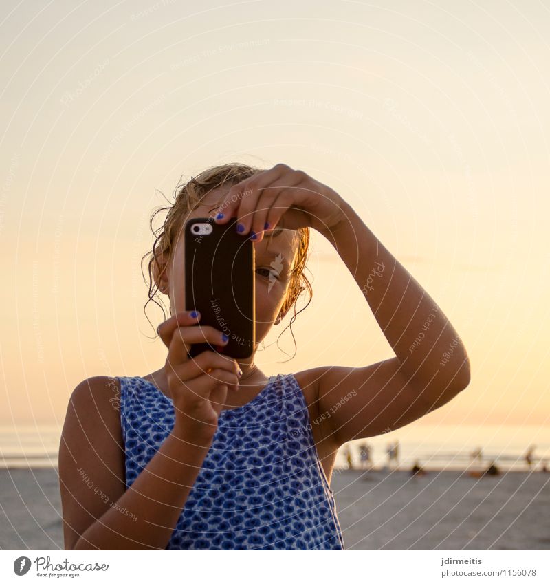 Selfie am Strand Ferien & Urlaub & Reisen Tourismus Ausflug Ferne Freiheit Sommer Sommerurlaub Sonne Meer Mensch feminin Mädchen Kindheit 1 8-13 Jahre