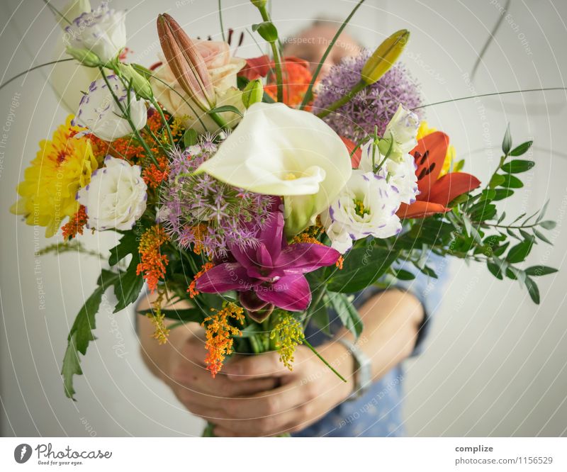 Mann übergibt einen riesigen Blumenstrauß Duft Nachtleben ausgehen Flirten Tanzen Feste & Feiern Valentinstag Muttertag Hochzeit Geburtstag Taufe Sitzung