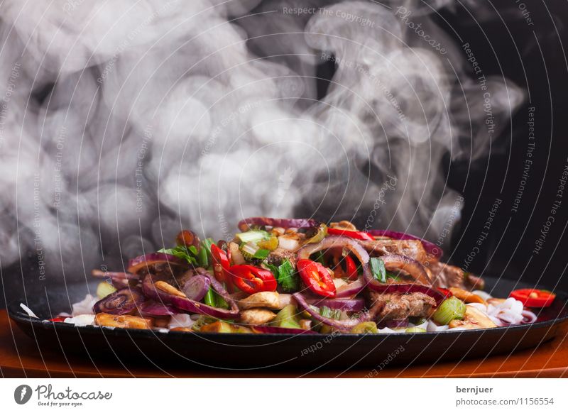 Sizzler Lebensmittel Fleisch Gemüse Abendessen Asiatische Küche Pfanne Billig gut schwarz weiß Wasserdampf Rauchwolke Eisenpfanne thailändisch Thailand