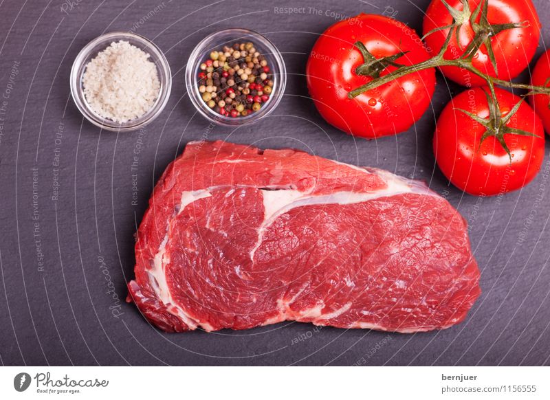 Schiefersteak Lebensmittel Fleisch Gemüse Bioprodukte gut lecker Steak Rindersteak Lende Rinderlende Salz Pfeffer Tomate roh frisch Vogelperspektive
