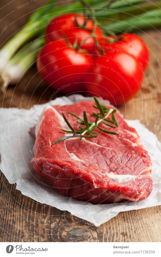 Für Rosemarie Lebensmittel Fleisch Gemüse Kräuter & Gewürze Ernährung Bioprodukte gut lecker braun rot Rinderlende Rindersteak Steak roh Tomate Frühlingszwiebel