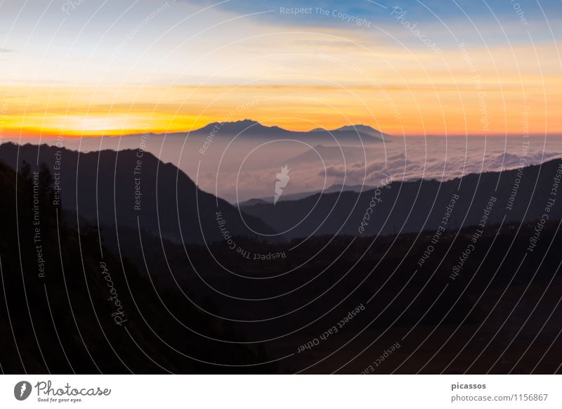 Mt. Bromo Indonesien Landschaft Sonnenaufgang Sonnenuntergang Vulkan exotisch fantastisch Gefühle Abenteuer Tourismus Farbfoto Außenaufnahme Morgendämmerung