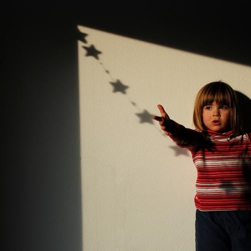 weihnachtskind Kind Mädchen Porträt Gefühle Christkind Weihnachten & Advent Stern (Symbol) festhalten Lampe Schatten fangen Mond Tradition