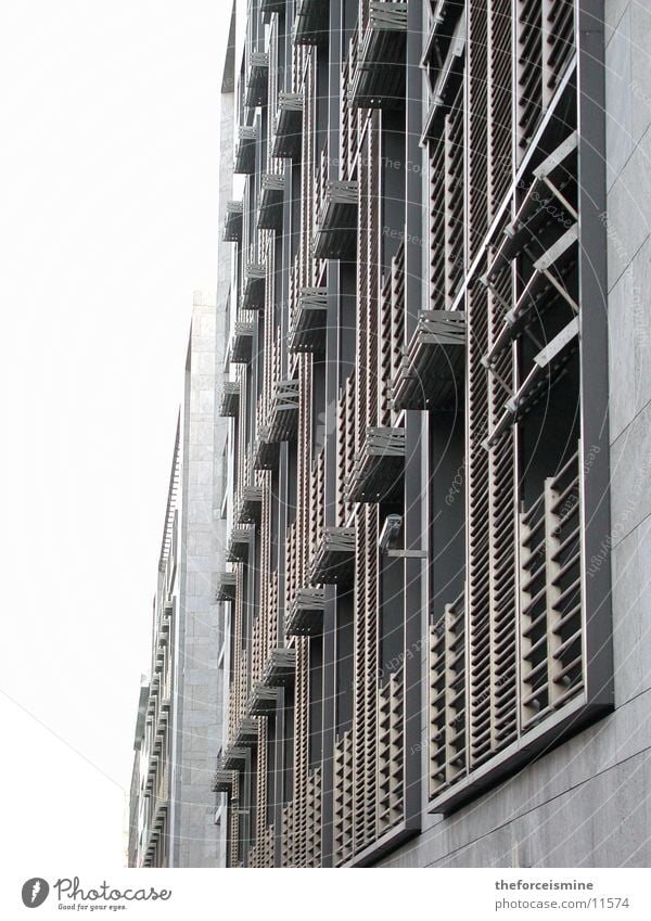 Moderne Fensterarchitektur Fassade grau Architektur Häuserwand modern Graffiti