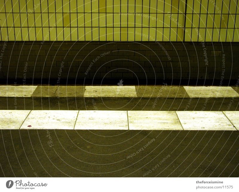 U-Bahnsteig dreckig Wand Architektur Fliesen u. Kacheln Streifenmuster Bodenbelag