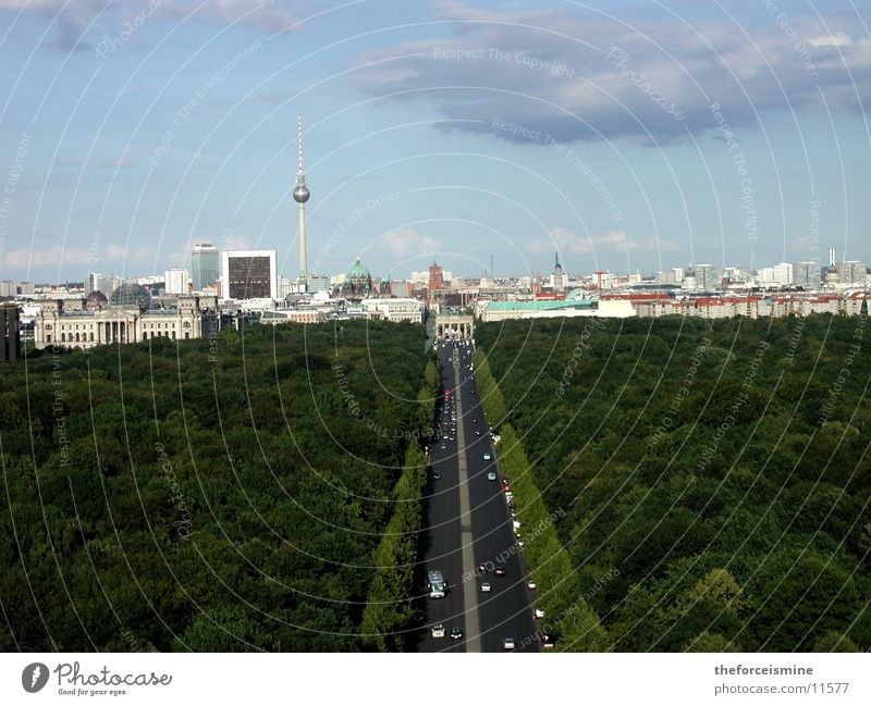 Blick auf Stadtsilhouette Tiergarten Straße des 17. Juni Verkehr Hochhaus Brandenburger Tor Berlin Silhouette