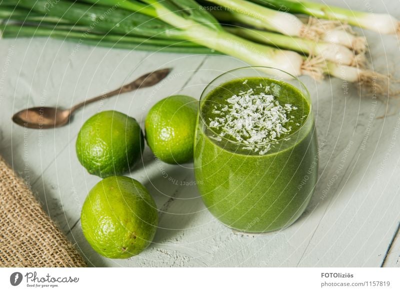 Grüne Power Lebensmittel Gemüse Frucht Milchshake Kokosnuss Limone Porree Ernährung Bioprodukte Vegetarische Ernährung Diät Fasten Getränk trinken