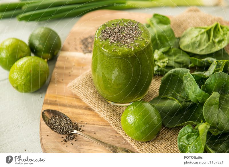 Grünes Wunder Lebensmittel Gemüse Salat Salatbeilage Porree Ernährung Bioprodukte Vegetarische Ernährung Fasten Getränk trinken Saft Milchshake Spinat Limone