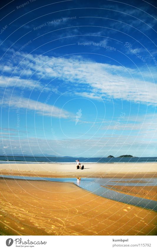 gestrandet Strand Meer Wolken Koffer Suche Mann gelb weiß Einsamkeit Außenaufnahme Küste Angst Panik Sommer Sand Himmel 1:3 Ferien & Urlaub & Reisen Tourist