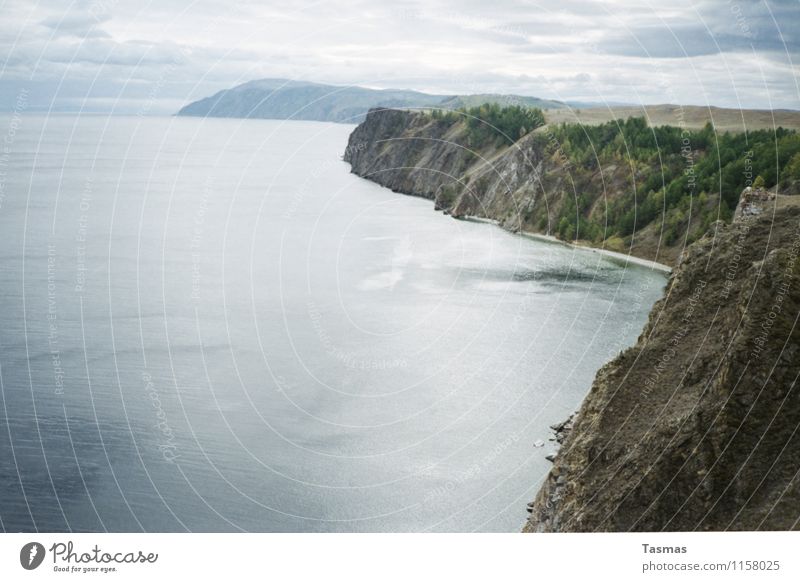 Olchon Insel Landschaft Wasser Wald Hügel Felsen Küste Seeufer Fjord Meer baikalsee Abenteuer Russland Wolken Farbfoto Außenaufnahme Menschenleer Tag